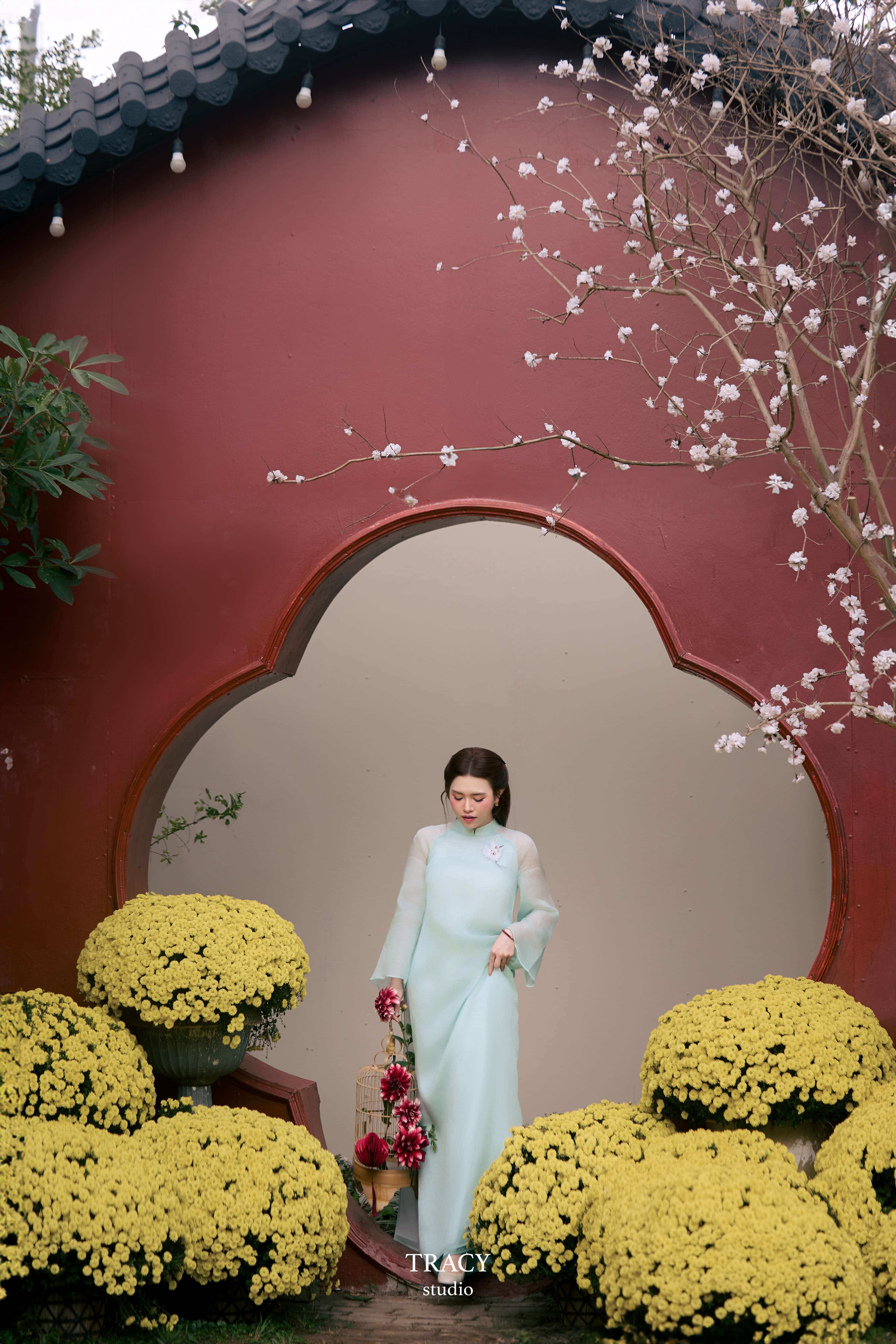 frontend/img/gallery/anh-tet-yem-ao-dai/tracy-studio-chup-ao-dai-dao-xuan (8).jpg